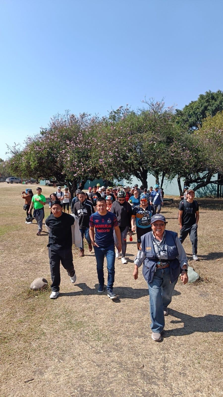 Un grupo local caminando con su anfitrión.