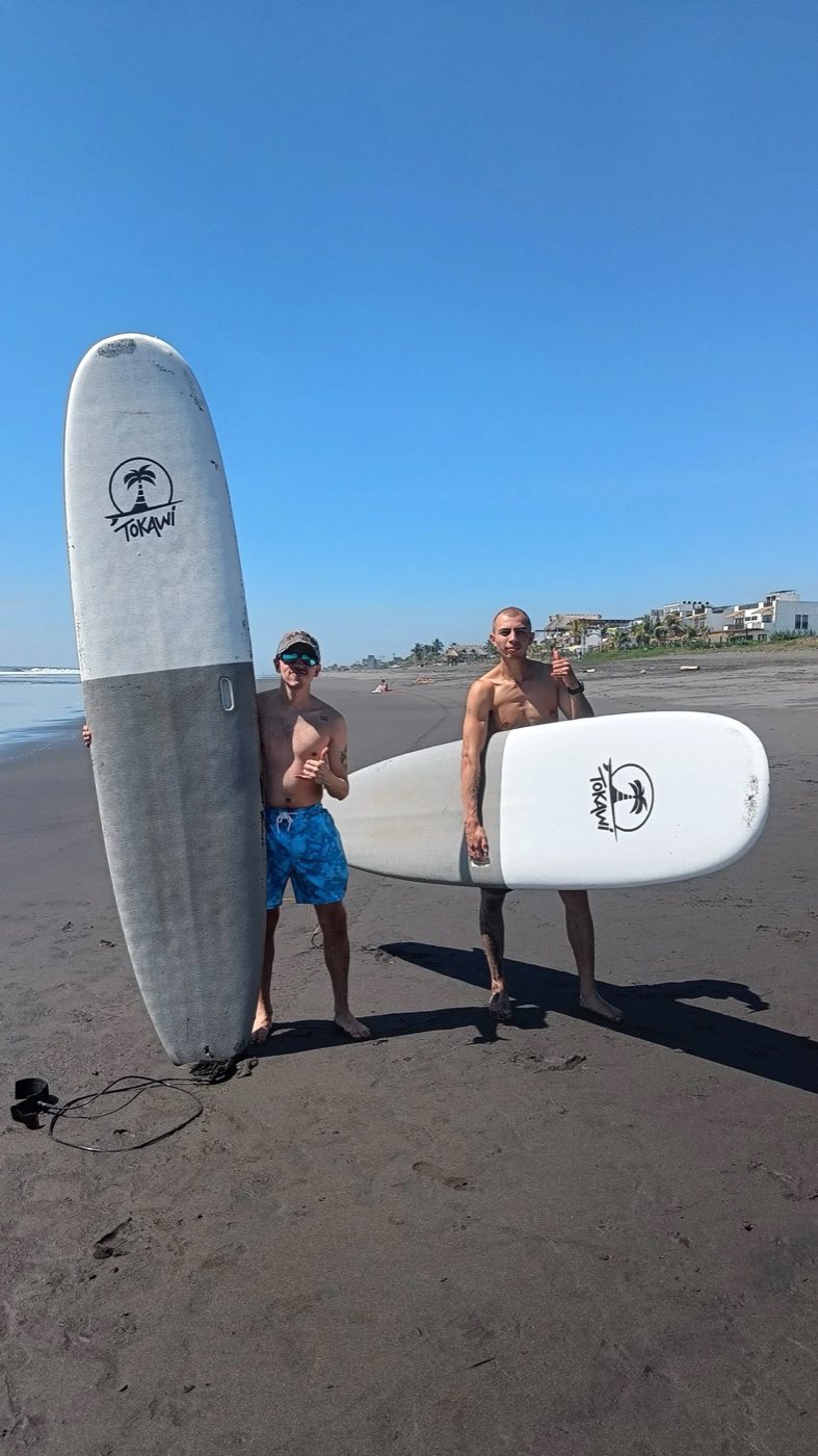 Clase de surf en la playa de El Paredón