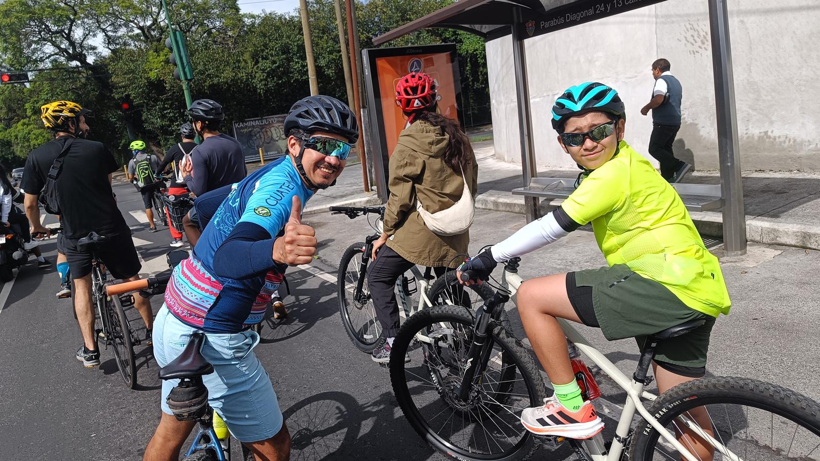 Ciclistas de comunidad sonriendo durante una rodada