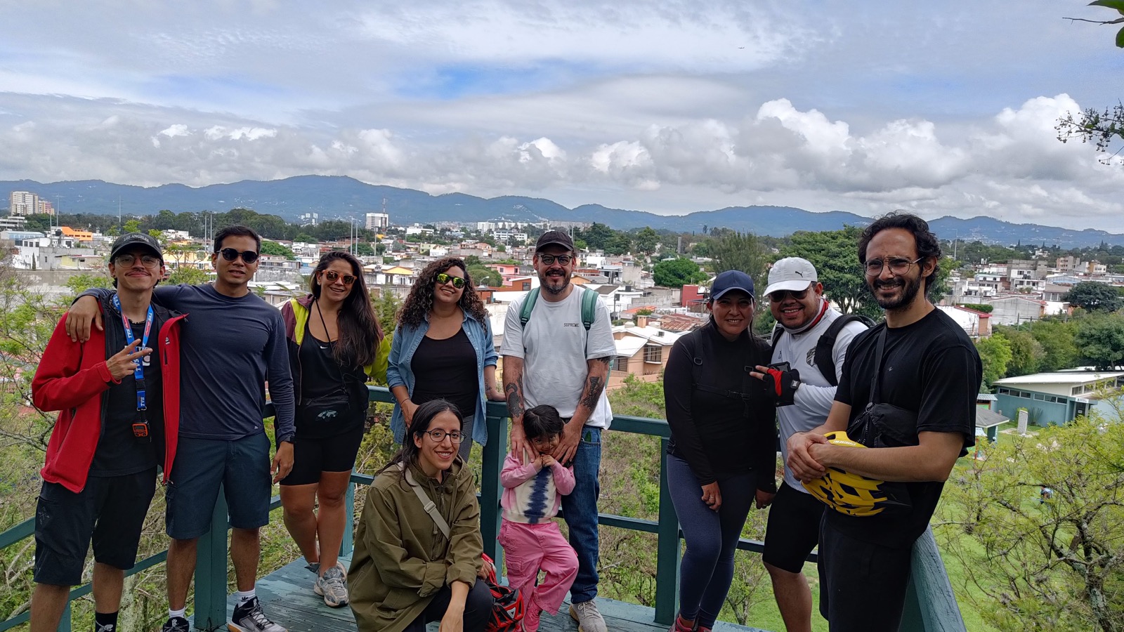 Grupo de ciclistas de club en un mirador con vista a la ciudad