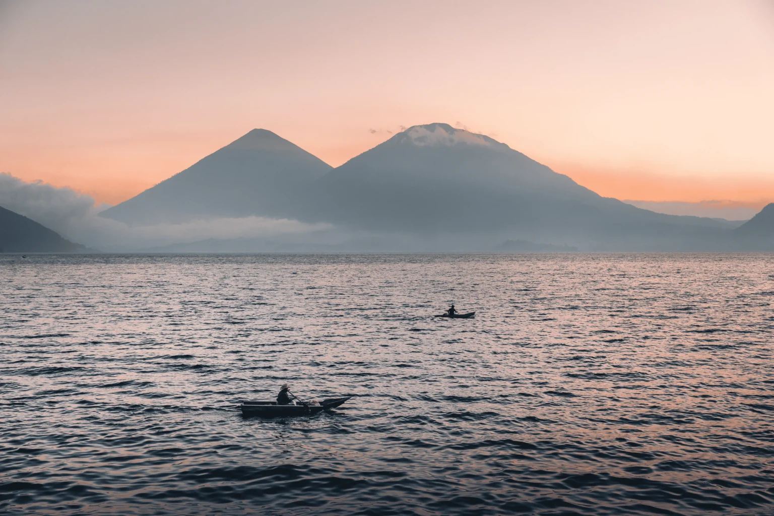 Lago de Atitlán al amanecer, con los volcanes de fondo
