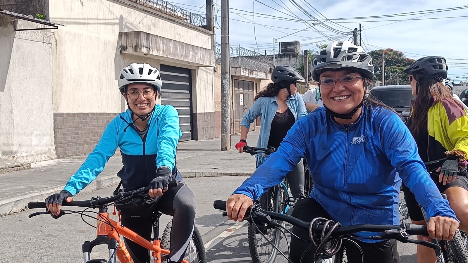 Ciclistas de comunidad sonriendo durante una rodada